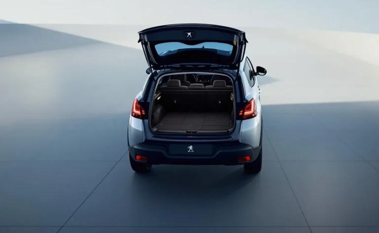 Peugeot 2008 illustrant son espace de rangement et sa polyvalence.