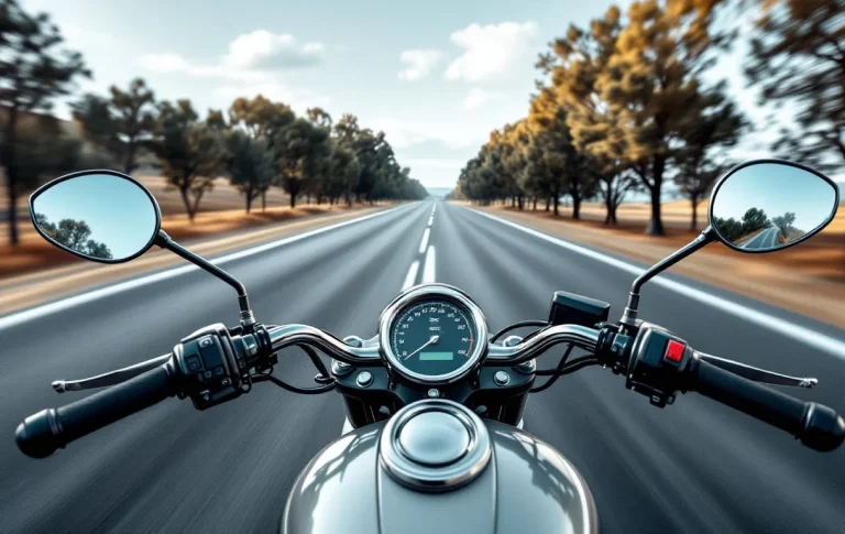 Une Rieju Century 125 roule sur une route, captivant par son design dynamique et moderne.