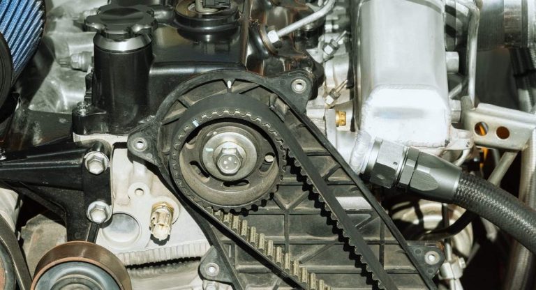 Courroie de distribution et pignon de vilebrequin sur moteur de vehicule