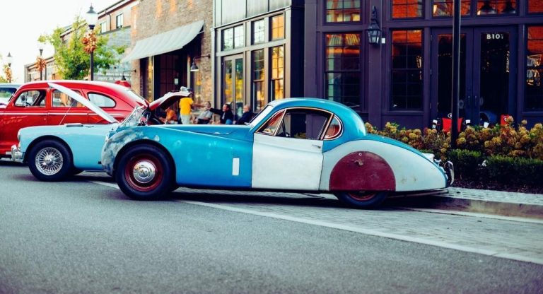 Voiture classique vintage exposée dans une rue de ville