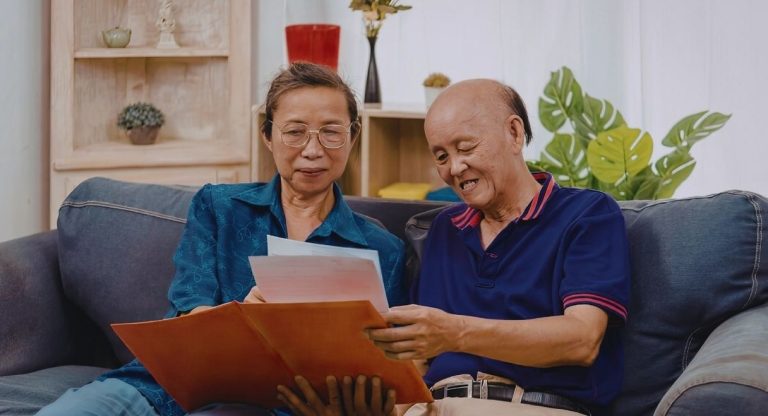 Couple de seniors examinant des documents pour une donation de leur vivant