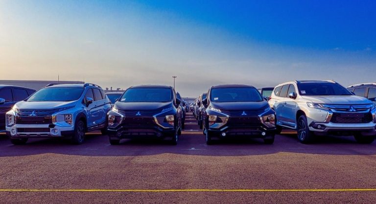 Rangée de SUV modernes alignés dans un parc de vente automobile