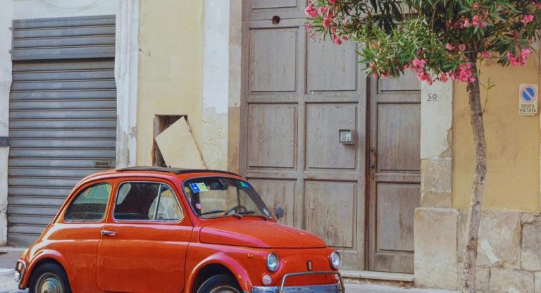 Fiat 500 rétro colorée garée dans une rue européenne