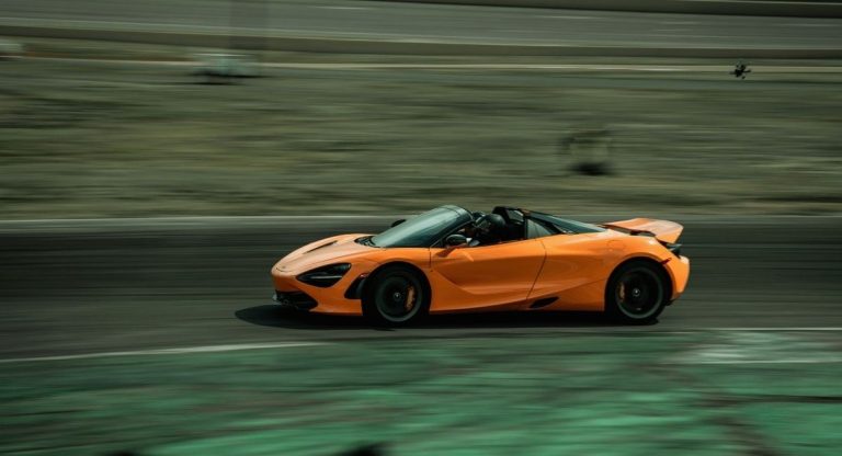 Hypercar orange en pleine accélération sur un circuit de course