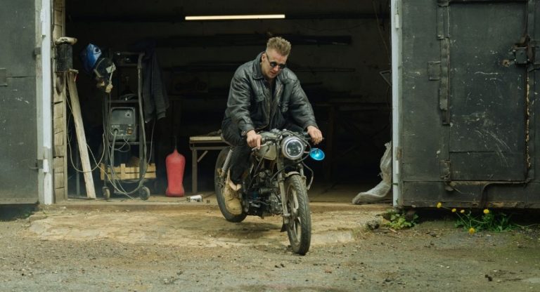 Mécanicien assemblant une moto custom dans un atelier garage