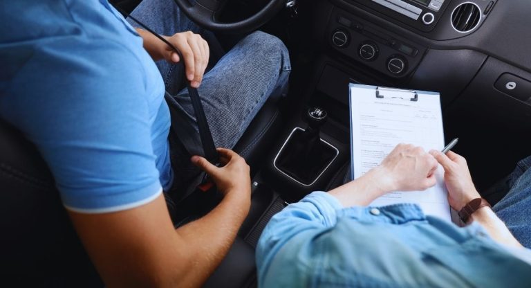 Jeune homme accompagné d'un moniteur lors de l'examen pratique du permis de conduire