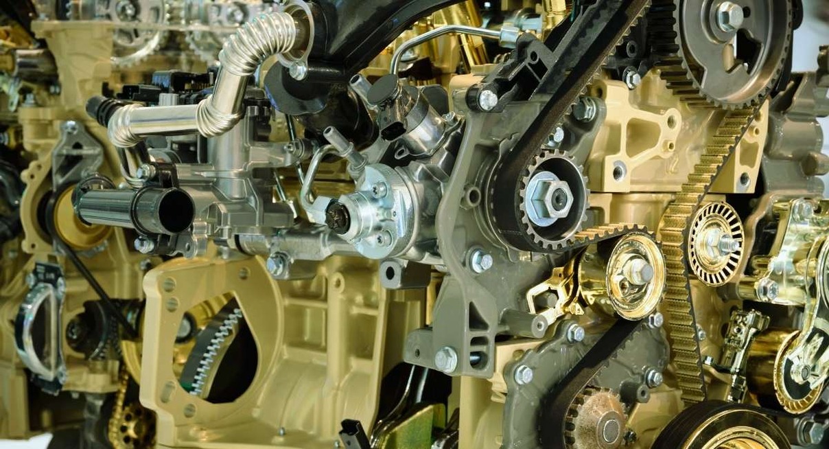 Gros plan sur le compartiment moteur d'une voiture moderne avec pièces mécaniques visibles