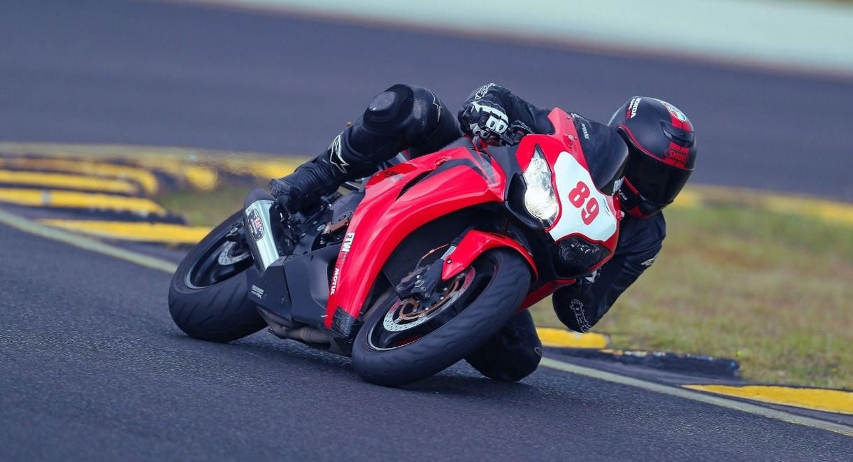 Pilote de moto sportive en plein virage sur circuit