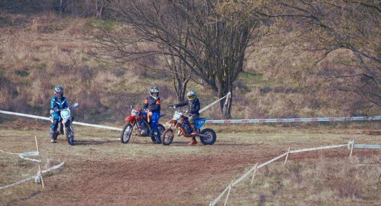 Moto de course MotoGP atteignant une vitesse extreme sur circuit