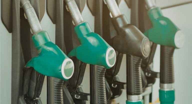 Pompes à essence et diesel alignées dans une station-service