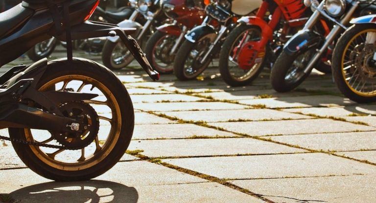Rassemblement de motos lors d'un salon moto avec nombreux modèles exposés