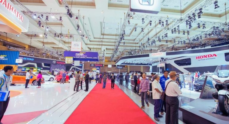 Visiteurs nombreux dans un hall de salon automobile