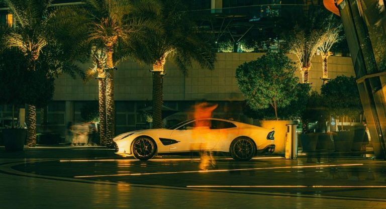 Hypercar de luxe garée la nuit dans une ville éclairée