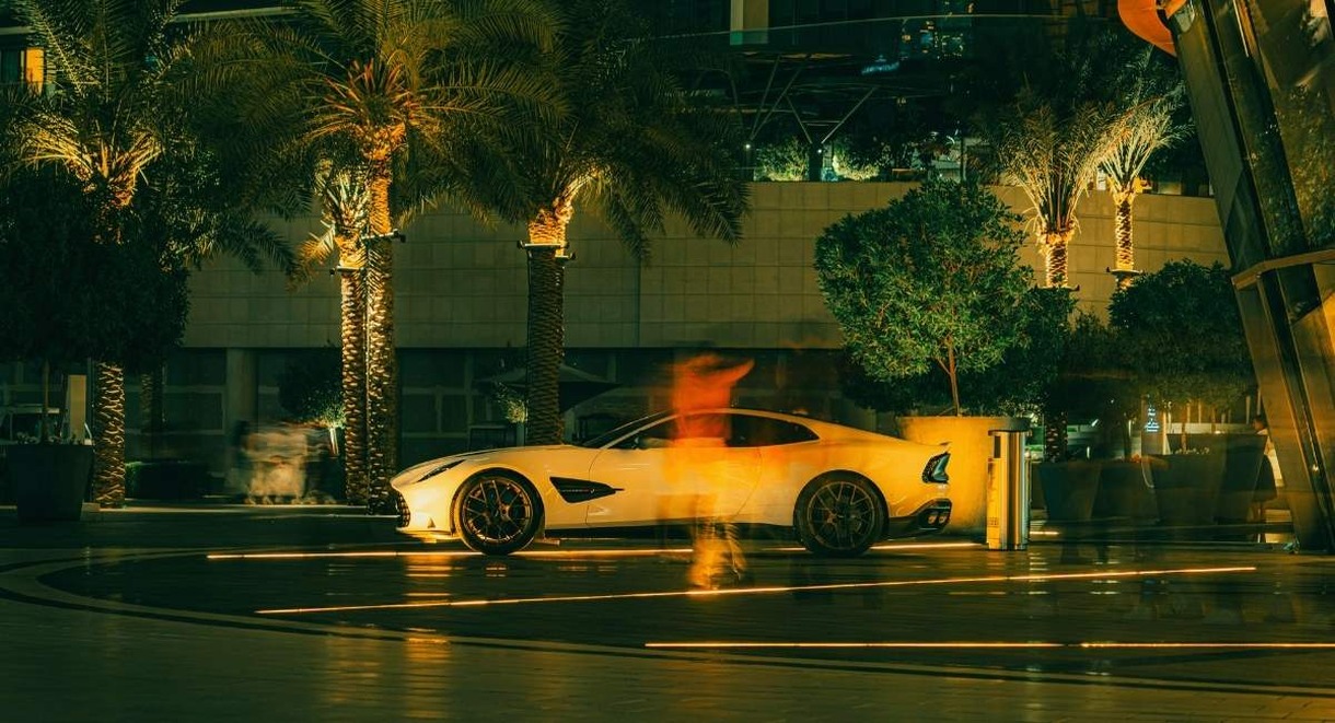 Hypercar de luxe garée la nuit dans une ville éclairée