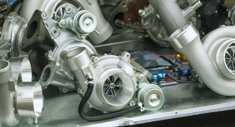 Gros plan sur un turbocompresseur de moteur automobile en atelier mecanique