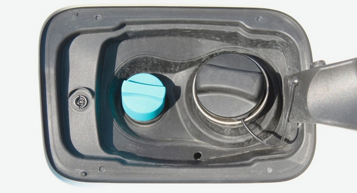 Bouchon bleu du reservoir AdBlue a cote du bouchon de gasoil