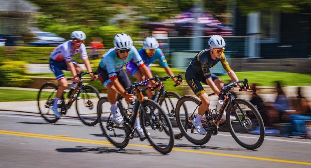 Quatre cyclistes en peloton pendant une course cycliste sur route