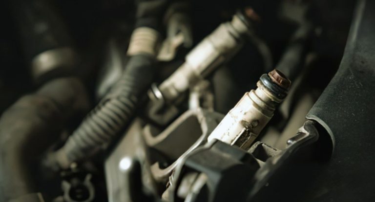 Gros plan sur les injecteurs et durites du moteur d'une voiture