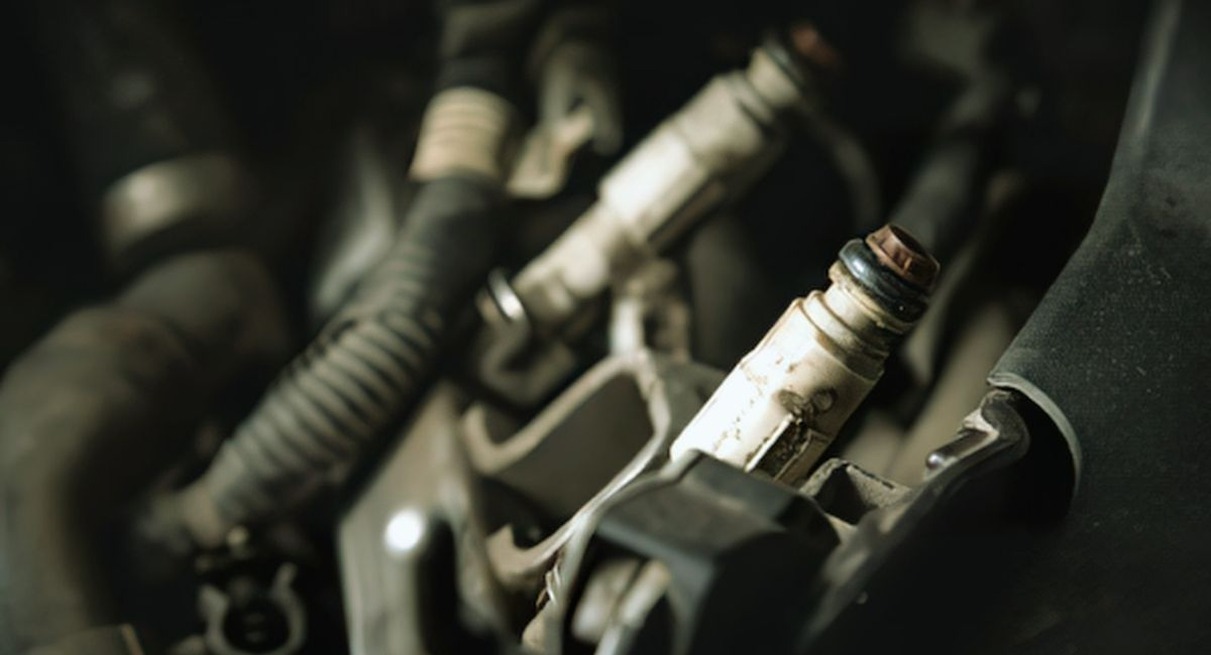 Gros plan sur les injecteurs et durites du moteur d'une voiture