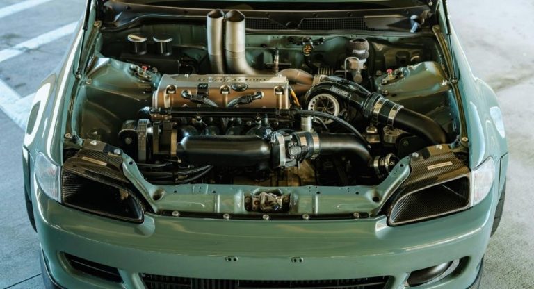Vue rapprochee d'un moteur de voiture capot ouvert dans un garage