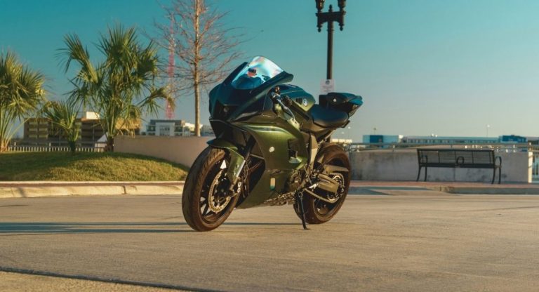 Moto sportive garee sur une promenade urbaine au soleil