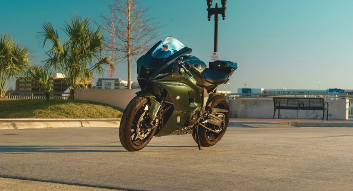 Moto sportive garee sur une promenade urbaine au soleil