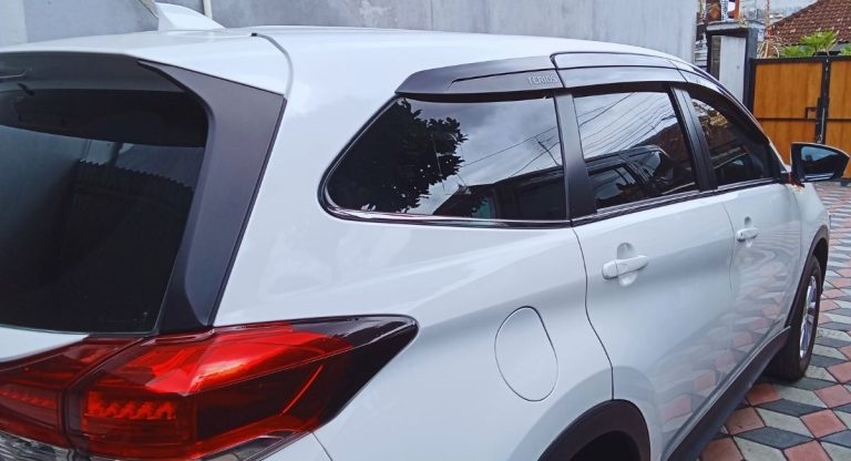 SUV blanc gare vu de profil arriere avec hayon ouvert