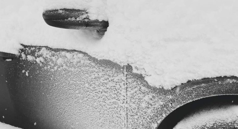 Carrosserie de voiture recouverte de neige et de givre en hiver