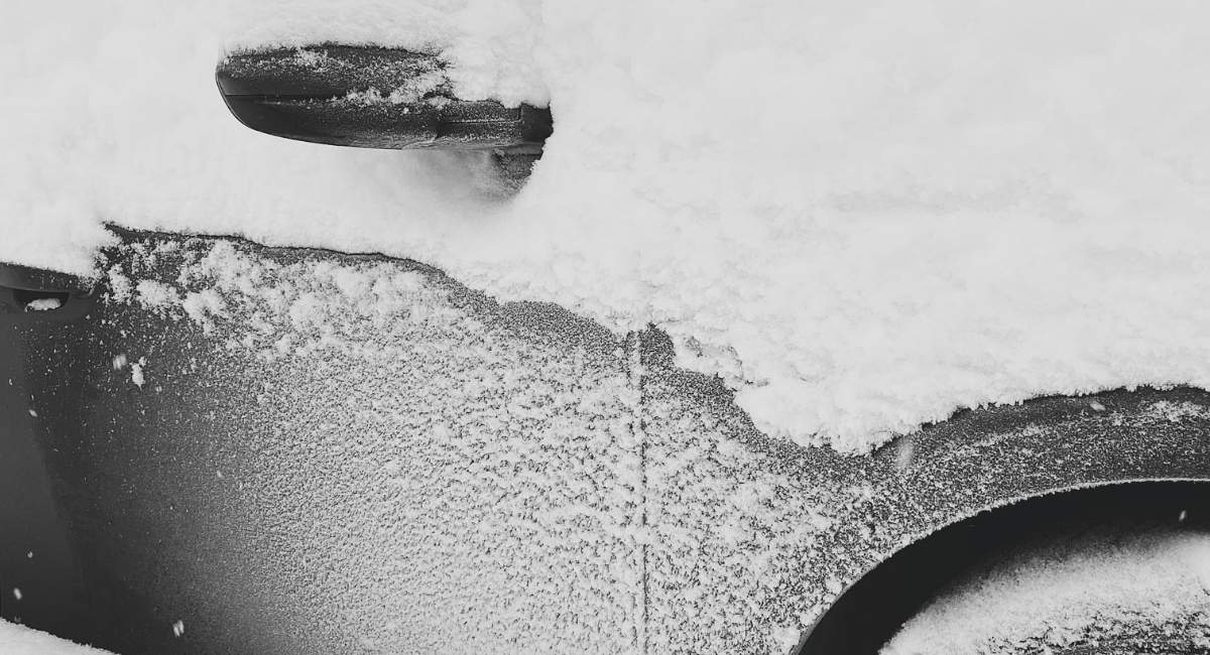 Carrosserie de voiture recouverte de neige et de givre en hiver